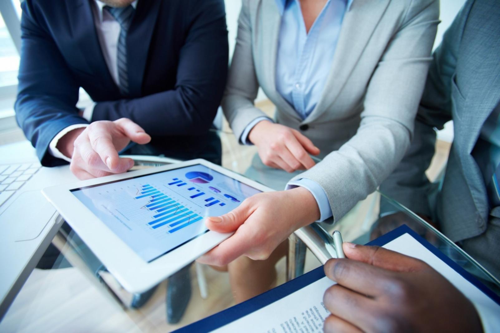 Documenti e grafici di pianificazione fiscale su scrivania durante consulenza strategica